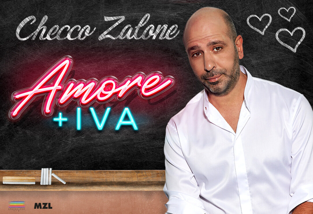 Grafica del nuovo spettacolo di Checco Zalone Amore+IVa, una lavagna nera con Checco Zalone sulla destra in camicia bianca