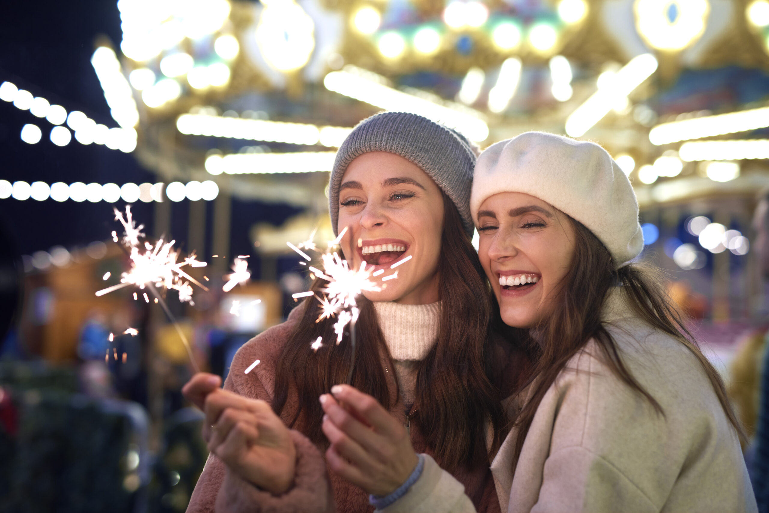 Due donne che festeggiano a Capodanno con luci